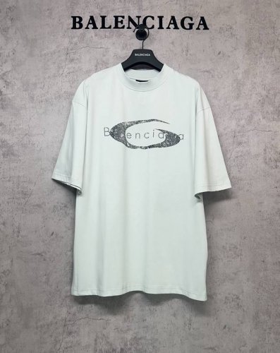 balenciaga巴黎世家顶级版本1:1官网品质 经典Logo英文龟裂印花短袖T恤 领口 袖子手工磨边磨旧工艺 面料260G双纱精梳纯棉 采用巴黎定制纯棉 十