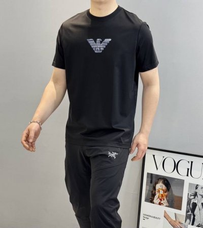 Arman*阿玛*尼25S春夏新品丝光棉短袖.经典之作～搭载经典徽标飞鹰.胸前辨识度颇具鲜明即丰富了视觉又平添神秘感！立体烫画工艺.客供190G丝光棉面料，冰爽