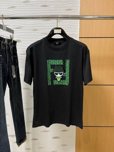 fd春夏新款首发专柜最新款短袖圆领T恤 高端订制 设计前卫时尚！品牌Logo重工艺设计 高端定制230克面料.手感柔软.穿着舒适.专柜级别精致车线.颜色：黑色。