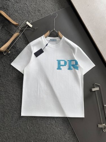 prada 普拉达 25Ss夏季新款圆领短袖T恤！270克重磅高端纯棉面料，手感质感都极完美！修身裁剪设计干净利落！时尚又好看！走线做工非常精致！版型效果超赞！