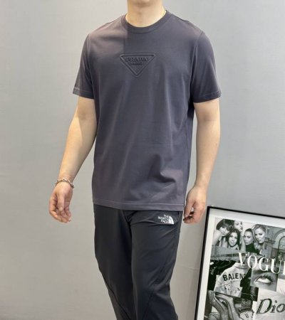 prad*A普拉*达25S新款圆领短袖.简约基础款！胸口凸起立体烫画是整个造型的亮点.对于p家经典三角演绎.优质240G高织棉制成.机织技术 相比于普通面料更加
