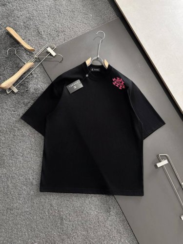 Chanel 香奈儿 25Ss夏季新款圆领短袖T恤 270克重磅高端纯棉面料 手感质感都极完美 修身裁剪设计干净利落 时尚又好看 走线做工非常精致 版型效果超赞