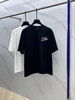lv*路易威登 2025Fw春夏新品圆领微阔打底外穿T恤，胸前立体Logo刺绣，手感面糯有骨感，柔而有韧性。工艺处理，韧性和抗皱性能得到大幅度提高。剪裁很到位，