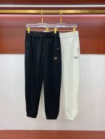 始祖鸟春夏25Ss休闲裤金典再次出现，原单订制高品质时尚休闲裤。超级百搭款。独家定制面料，挺阔有型，贴身舒适。原版定制专柜最新五金辅料。超靓版型、上身显腿修长，