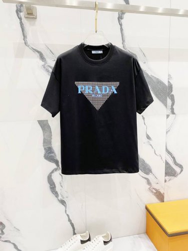 隔天到 prada 普拉达 260克圆领短袖T恤 灵感小字母重叠三角标Logo印花标识 官方同步 高版本 高品质 时尚个性 百搭潮流 纯原品质 原版面料 吊牌