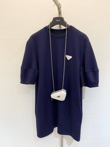 夏季新款 普拉达三角标休闲连衣裙简约又不简单风 搭配字母三角小包包 高级又精致一条看着普通的休闲裙穿着太好看了 宽宽松松对各种身材都很友好！这种随意风真的很爱！