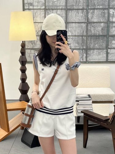 Celin* 25Ss春夏新款 V领无袖背心上衣丨独家高版出品 选用100%棉材质 天然亲肤 V领修饰颈部线条 拉长颈部视觉效果 无袖设计露出手臂线条 展现利落