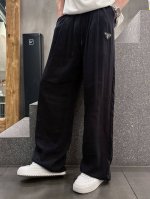 25春夏新款pr*Da亚麻棉混纺极简百搭休闲长裤，男士金属三角Logo标识抽绳直筒麻裤。p家人气产物驾到，宽松Ov版型设计，裤型垂感自然，亲肤干爽透气，简约高级