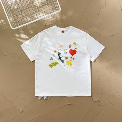 过验级Human Made插画系列飞车爱心女孩情侣款短袖T恤 2582 这件T恤上的图案有一个穿着黄色裙子的卡通女孩，她举着一颗红色爱心 。周围环绕着多种元素，