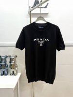 款号R064 Prada普拉达字母色织三角标针织圆领短袖 原版面料 官方同款衫 定制网纱 毛衣针织面料 手感非常舒服 春夏最新砖柜同步 时尚又个性 超级百搭好看
