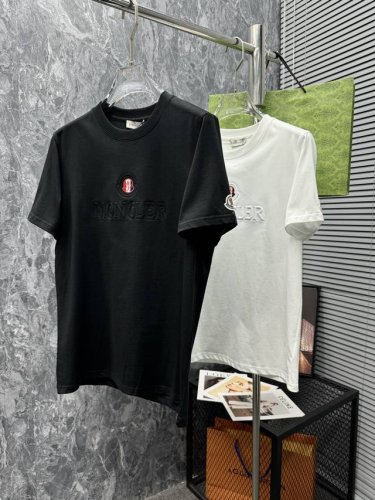 蒙口 顶级货品 2025春夏新款首发专柜最新款短袖圆领T恤 微阔版型 高端订制 设计前卫时尚！品牌Logo重工艺设计 高端定制280克高克重面料.手感柔软.穿着