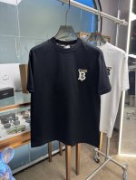 Bbr 高定面料 玉蚕丝般的丝滑 2025春夏新品上市，时尚经典圆领短袖时尚单品设计，更加时尚舒适，高标准定制，上身非常有型，胸前品牌经典Logo 图案 客供辅