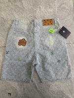 款号Cc866 1V糖果绣花老花牛仔短裤 Lv衣橱一男女春季时尚单品 ，这款联名款真的爆了，太好看了，春天清爽的感觉，靓丽色冰淇淋蓝，彩色刺绣点缀，上身塑形效果