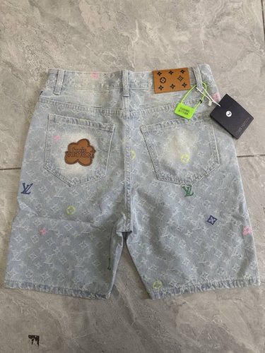 款号Cc866 1V糖果绣花老花牛仔短裤 Lv衣橱一男女春季时尚单品 ，这款联名款真的爆了，太好看了，春天清爽的感觉，靓丽色冰淇淋蓝，彩色刺绣点缀，上身塑形效果