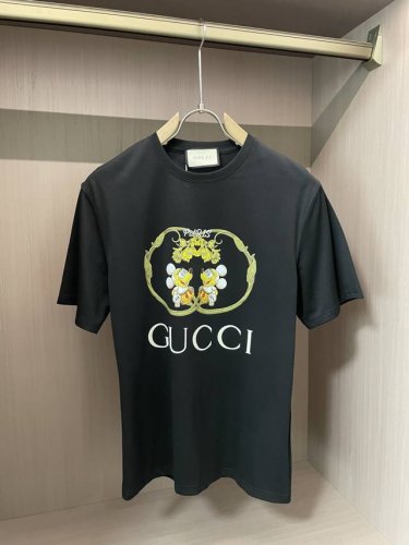 gucc 官网同款 官网同款 官网同款 重磅推荐！2025Ss夏装新品 专柜在售 最新系列图案Logo短袖T恤 必须人手一件的节奏！进口顶极精梳棉面料，极为亲肤