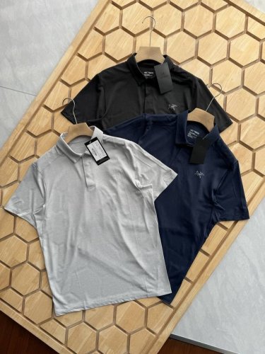 Arc’Teryx 始祖鸟 Cormac polo 轻量 吸湿排汗 舒适户外男士T恤 核心卖点： 1. 轻量无感，征服每一刻 采用100%回收phasic Lt