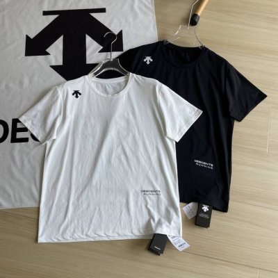 模特+细节 品质短袖迪桑特 Descente两色强推亲肤科技速干运动短袖T恤 3D空气引擎赋能极限运动表现 原厂大货剩余，速干透气运动户外冰感短袖T恤衫。盛夏热