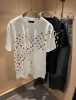 louisvuitt*路易*登 2025春夏全新系列单品上线，非常时髦前卫的一款男女同款短袖T恤，标识Logo图案印花修饰！区别于以往的不同，宣示品牌传承多年的