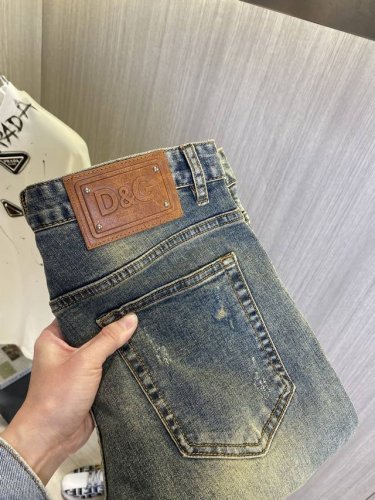 P250 Dg杜嘉班纳 2025新品男士牛仔裤 面料舒适弹性好。独家发售 时尚优雅 重工艺设计。采用原色酵母水洗工艺 精选进口重磅丹宁牛仔面料 配定制五金装饰