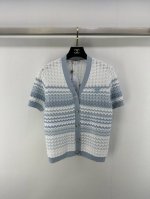 chane*上新细节 25 夏季新款V领波浪短袖开衫 时尚与格调的融合 柔和色调交织 勾勒出春日浪漫轮廓 独特纹理搭配经典元素 简约中透着奢华 轻松打造吸睛造型