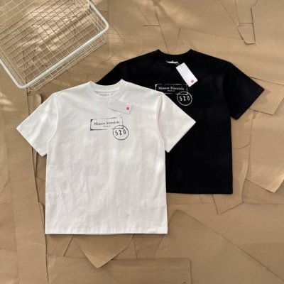 maison Margiela 马吉拉 520盖章印花短袖 893 面料采用280G双纱爽滑棉，双纱的质感加上爽滑手感，面料整体重磅舒适，细节还原原版一比一 设