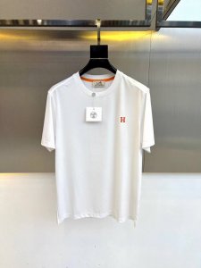 爱马仕 海岛棉短袖圆领T恤 经典标识 衣服触感柔软亲肤 视觉上很精致 有质感 高贵 非常简单也很显品质 早春可作为内搭 夏季可单独穿着 可以搭配出多种形式 色彩