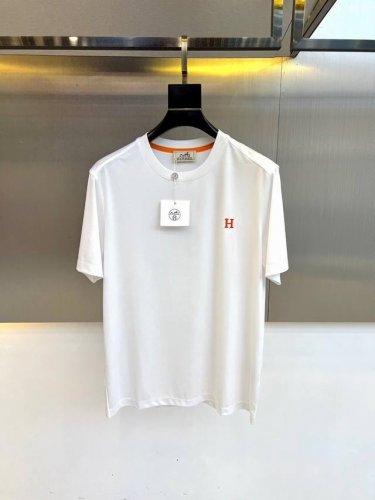 爱马仕 海岛棉短袖圆领T恤 经典标识 衣服触感柔软亲肤 视觉上很精致 有质感 高贵 非常简单也很显品质 早春可作为内搭 夏季可单独穿着 可以搭配出多种形式 色彩