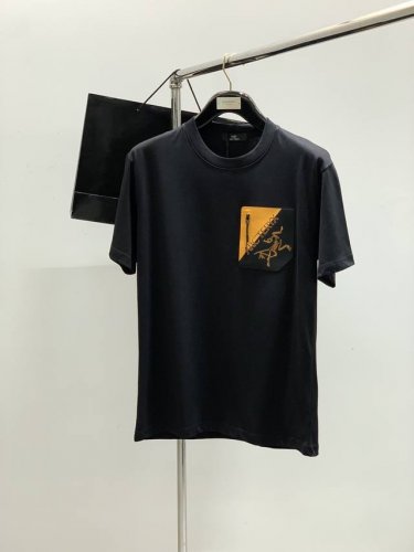 arcteryx 始祖鸟，2025夏季Aw新品，时尚休闲圆领短袖T恤，专柜同步有售，原单狠货，进口原版面料，工艺极度复杂，视觉相当雅致时髦，高贵而优雅，从主体面