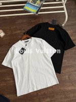 lv 25Ss春夏系列后背大幅字母立体刺绣短袖T恤 男女同款 百余年的传奇经典，全球时尚旅行艺术的精致象征。 面料采用320G %纯棉双纱面料 同缸定染特种加粗