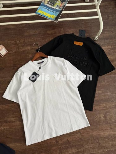 lv 25Ss春夏系列后背大幅字母立体刺绣短袖T恤 男女同款 百余年的传奇经典，全球时尚旅行艺术的精致象征。 面料采用320G %纯棉双纱面料 同缸定染特种加粗