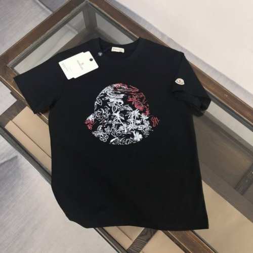 moncler 蒙口 春夏最新款 短袖圆领T恤 定制纯棉面料 极为亲肤舒适 摸上去手感非常的柔软 质感很好 做工细致 完美体现立体感 符合品牌一贯的设计风格 整