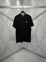 迪奥 25Ss新款 Cd Diamond T 恤是二零二五秋季男装系列新品，焕新演绎衣橱经典单品。采用黑色棉质平纹针织面料精心制作，胸前饰以 Cd Diamon