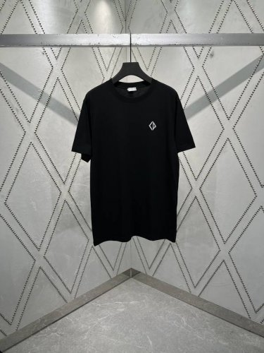 迪奥 25Ss新款 Cd Diamond T 恤是二零二五秋季男装系列新品，焕新演绎衣橱经典单品。采用黑色棉质平纹针织面料精心制作，胸前饰以 Cd Diamon
