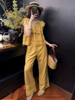 无敌爆款 重磅天丝亚麻小飞袖上衣+松紧阔腿裤镂空刺绣套装 上衣是别致的方领 饰有层层叠叠的蕾丝荷叶边 精致又灵动 搭配的阔腿裤设有抽绳 随性中带着休闲韵味 整体