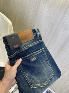 P240 Hermes爱马仕 2025新品男士牛仔裤 面料弹性好。独家发售 官网同步 时尚优雅 重工艺设计。采用原色酵母水洗工艺 精选进口重磅丹宁牛仔面料 配专