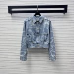 Chane*2025新品上架 印花牛仔夹克外套 定制Yb进口斜纹棉牛仔材质 多重水洗挺括有型 基础轮廓线配合松紧弹力带对称口袋装饰 增添造型层次感 通体活性满印