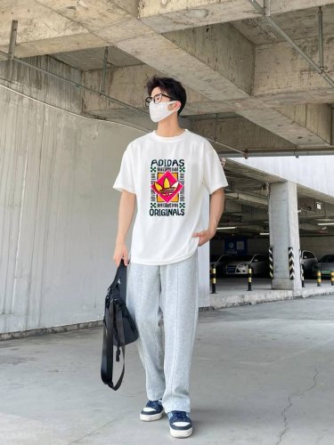 上新！元素碰撞，超级吸睛！Adidas 阿迪达斯夏日情侣款圆领短袖T恤，全部采用上等原料，质感好颜色鲜明！ 这种款式上身回头率超高！基础款的圆领Tee,男女均可