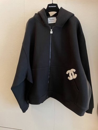 cc Vintage新款连帽宽松卫衣 采用宽松剪裁 Oversize版型随性舒适 连帽设计增添休闲感 随意打造时髦L pook的造型 定制面料亲肤透气 尺码均码