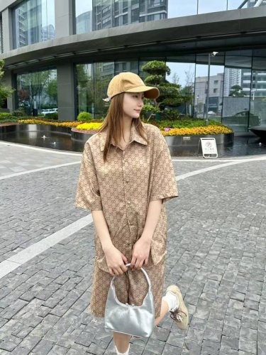 套装 古驰Gucci满印套装 ｜海外限定｜原单品质｜男女同款套装｜ 穿着舒适、柔软、不变形、有光泽、透气性好 版型超赞 上身效果极佳 搭配什么裤子鞋子都百搭 原