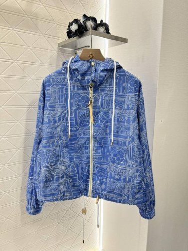 Louis Vuitto*2025新品上架 连帽印花防晒夹克 定制Yb进口防晒材质 质感光泽 垂顺有型 连帽抽绳拉链飞行夹克外套 帽檐内里以四叶草字母印花为底色