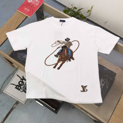 上新 款号：L25716 顶级版本 2025新款Louis Vuitton路易威登Lv重工刺绣西部牛仔图案Logo绣花休闲情侣短袖T恤，简约时尚潮流，上身颜值超