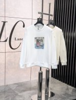 。 P300。巴宝莉。2025 早春新款男士圆领长袖卫衣#这款卫衣采用100%棉为你带来极致的温暖体验。它可直接贴身无扎刺感，W十分亲肤透气，让你尽享舒适与自在