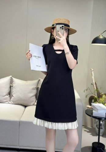 夏装大爆款 爆款推荐 Miumiu定制款 高品质 高质量 重工高温烫钻设计 细节完美 超美的一款 店里客人已经开始在补单 可以主推款式 颜色:黑色 粉色 尺码：