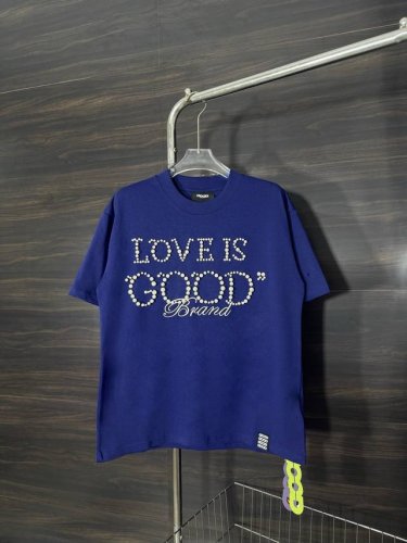 款号 He231 goodbrand-字母串珠刺绣圆领短袖 面料采用280克双股双纱纯棉面料 手感舒适柔软 上身舒适透气 领口采用同缸同色罗纹 不紧绷 不变形
