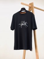 hermèS 爱马仕 2025Ss春夏新品 男士高级休闲短Tee，标志性设计衔元素，亮眼时髦，品质感档次感都足够出色。不需要过多Logo，懂的人自然明白你穿的是