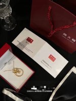 周大福迪士尼在逃公主项链 配全套包装 迪士尼在逃公主项链 铃铛蝴蝶结花环 搭配组合满屏的甜美感真的太太太好看 直接狙中少女心 铃铛随着风摇曳仿佛能听到 叮叮 当
