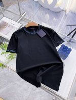 Sg Lv 新品上市时尚经典圆领短袖时尚单品设计 更加时尚舒适 高标准定制 上身非常有型 螺纹刺绣工艺 客供辅料 客供进口高档面料质感非常细腻 细节工艺精湛考究