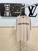 款号163 balenciaga巴黎世家模糊字母印花磨破短袖 采用280G纯棉双纱面料 上身舒适柔软 透气性强 前后采用模糊印花磨破工艺 整体高端立体 立体百搭