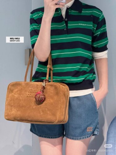 Miumi* 25Ss春夏新款 条纹polo针织短袖上衣原版开发 高版出品 翻领polo上衣裁剪 上身呈现休闲慵懒的穿搭格调 通体蓝绿白条纹粗细交错 钮扣半开襟