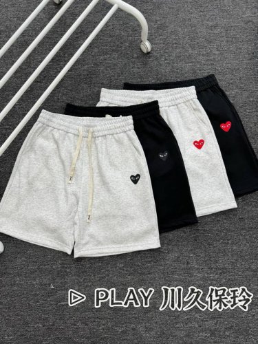 play 川久保玲 经典简约刺绣贴布小标男女情侣款短裤 高品质300克高克重华棉面料，亲肤透气不起球，刺绣Logo点缀，时尚又个性，超级洋气的一款，强烈推荐单品